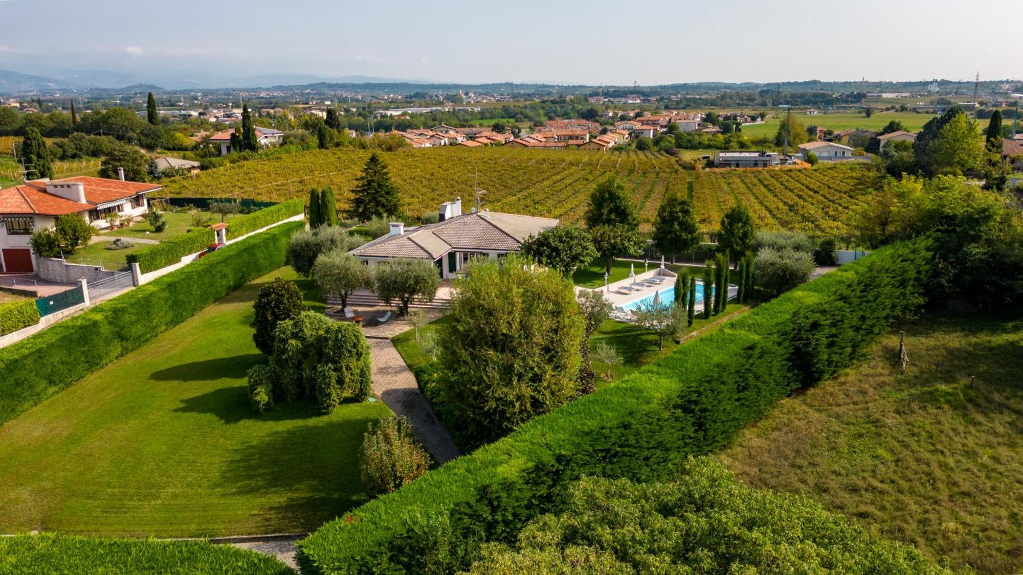 Holiday home Carini With 3000 Mq Garden & Heated Pool Castelnuovo del Garda