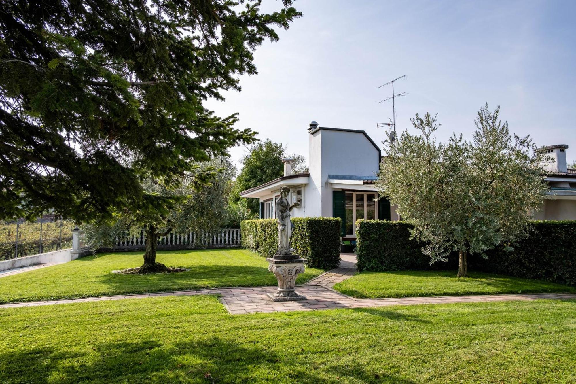 Carini With 3000 Mq Garden & Heated Pool *